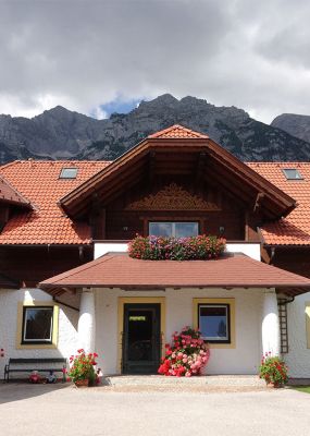 Ferienhaus Außenansicht, Sommer Bio-Bauernhof Simonbauer mit Apartments, Ferienhaus, Penthaus und Zimmer in Ramsau am Dachstein