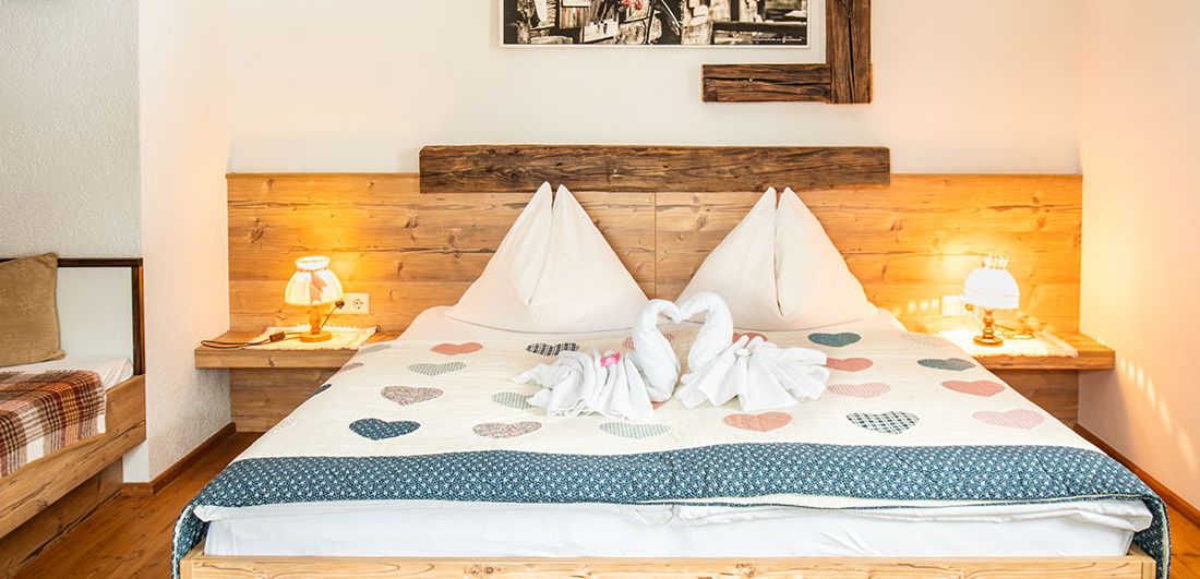 Uriges Zweibettzimmer oder Dreibettzimmer am Bio-Bauernhof Simonbauer mit Apartments, Ferienhaus, Penthaus und Zimmer in Ramsau am Dachstein