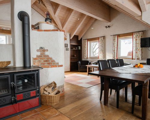 großer Wohnraum und Kachelofen am Bio-Bauernhof Simonbauer mit Apartments im Penthaus in Ramsau am Dachstein