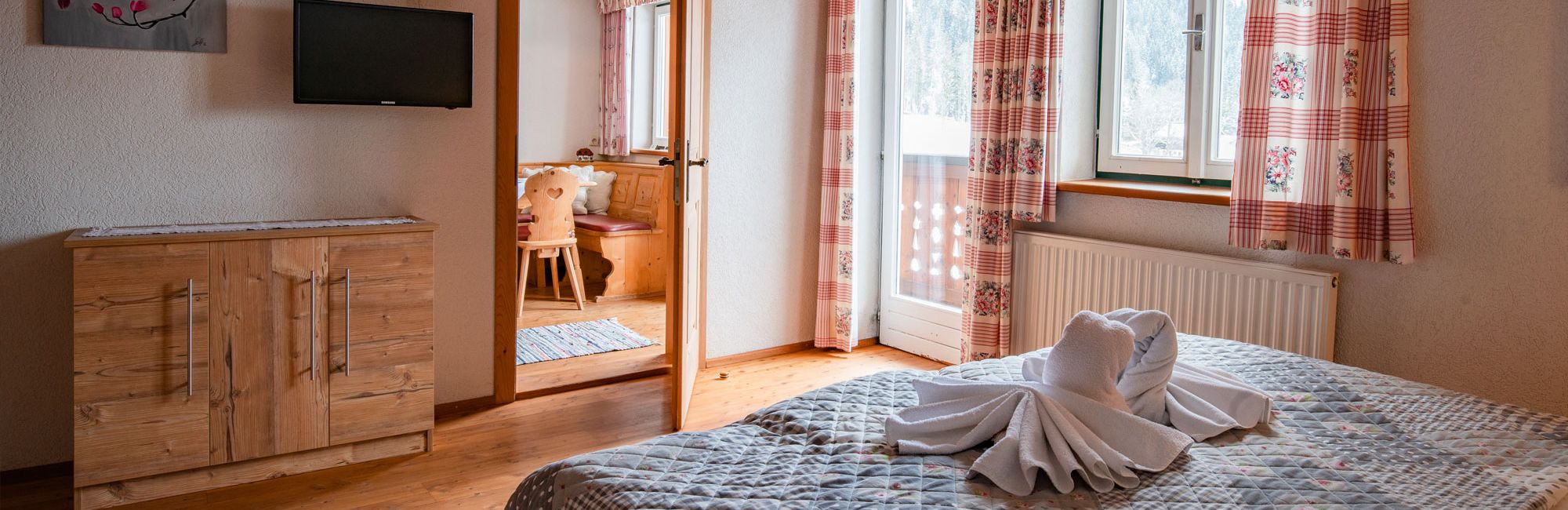 Familienzimmer und Wohnbereich am Bio-Bauernhof Simonbauer mit Apartments, Ferienhaus, Penthaus und Zimmer in Ramsau am Dachstein