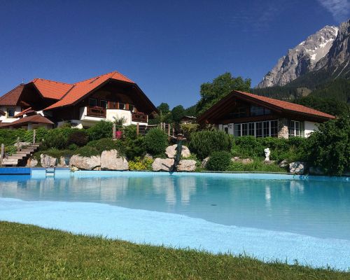 Außenschwimmbad beim Bio-Bauernhof Simonbauer mit Apartments, Ferienhaus, Penthaus und Zimmer in Ramsau am Dachstein