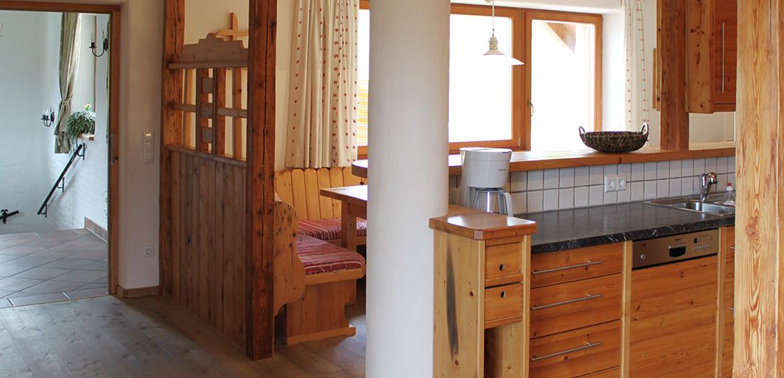 Sitzecke und große Küche im Ferienhaus