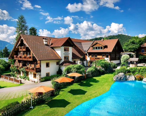 Außenansicht Sommer mit Pool vom Bio-Bauernhof Simonbauer mit Apartments, Ferienhaus, Penthaus und Zimmer in Ramsau am Dachstein
