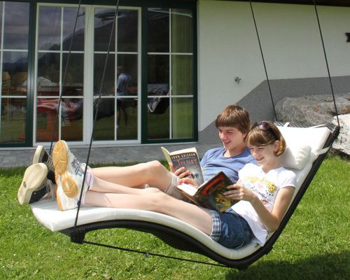 Liegen zum Entspannen am Bio-Bauernhof Simonbauer mit Apartments, Ferienhaus, Penthaus und Zimmer in Ramsau am Dachstein