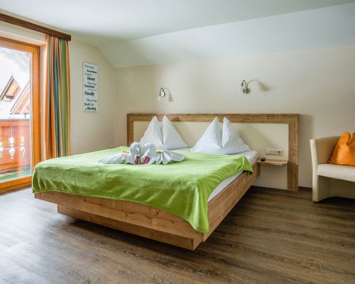 komfortables Schlafzimmer am Bio-Bauernhof Simonbauer mit Apartments, Ferienhaus, Penthaus und Zimmer in Ramsau am Dachstein