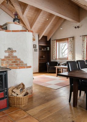 großer Wohnraum und Kachelofen am Bio-Bauernhof Simonbauer mit Apartments im Penthaus in Ramsau am Dachstein