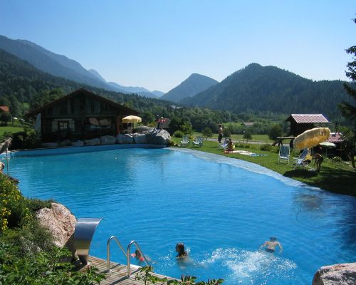das hauseigene Schwimmbad genießen beim Urlaub am Bio-Bauernhof Simonbauer mit Apartments, Ferienhaus, Penthaus und Zimmer in Ramsau am Dachstein