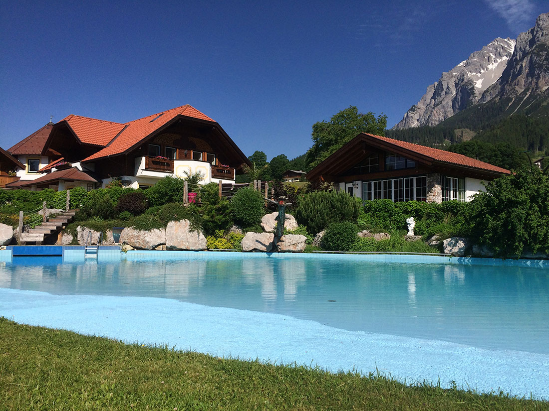 Außenschwimmbad beim Bio-Bauernhof Simonbauer mit Apartments, Ferienhaus, Penthaus und Zimmer in Ramsau am Dachstein