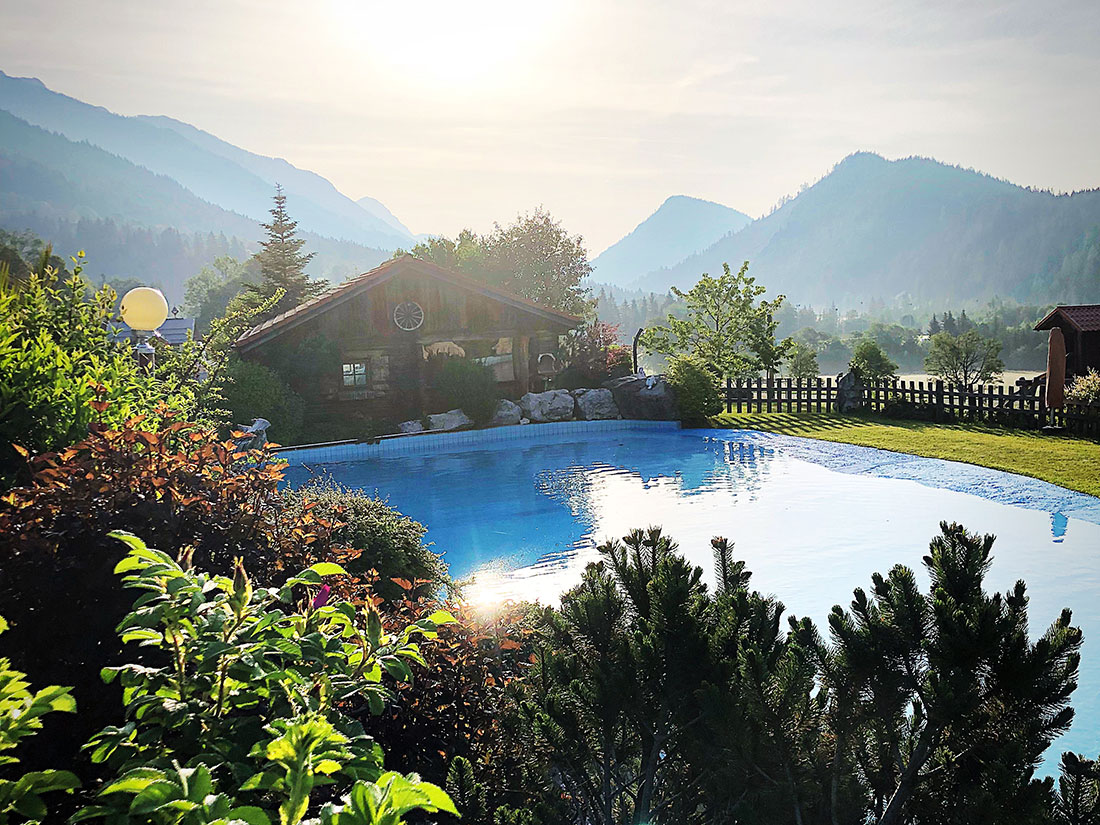 am Pool entspannen